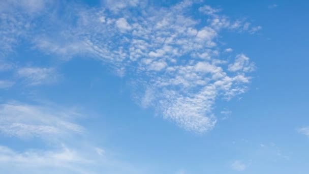 Білі Хмари Рухаються Котиться Фоні Блакитного Неба Кадрів Секунду — стокове відео
