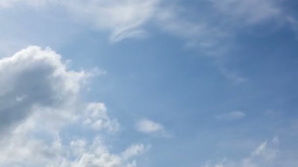 Білі Хмари Рухаються Котиться Фоні Блакитного Неба Кадрів Секунду — стокове відео