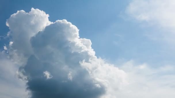 白い雲が移動し 青空の背景に圧延 4K時間経過映像 — ストック動画