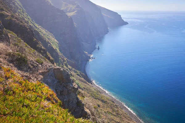 Portekiz 'in Madeira adasının batısındaki Ponta Do Pargo' da kayalıklar ve okyanus manzarası. Güneşli bir gün.