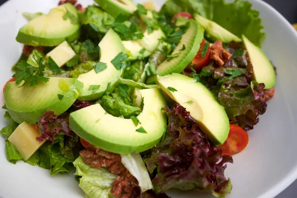 Avokado ve peynirli sağlıklı sebze salatası. Akdeniz mutfağı.