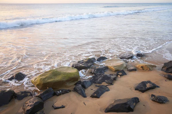 Kamenitá Pláž Moře Porto Santo Madeira Portugalsko Černé Kameny Písku — Stock fotografie