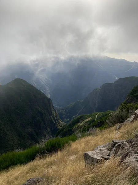 Madeira 'daki tehlikeli dağlar. Taşlı manzara, yeşil manzara.
