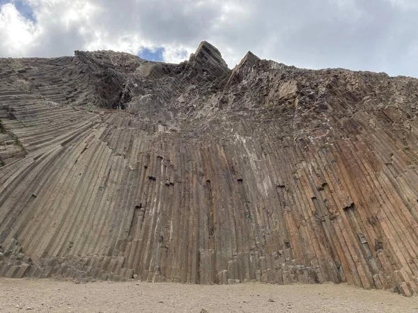 Bazaltik organlar - Orgues bazaltikler. Pico de Ana Ferreira, Porto Santo, Madeira, Portekiz 'de turistik dönüm noktası.