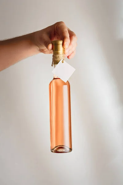 Man Hand Hålla Liten Glasflaska Rosa Vin Eller Sprit Utan — Stockfoto