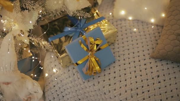 Paketlenmiş Noel Hediyeleri Içinde Altın Sarısı Kurdeleler Olan Mavi Hediye — Stok video