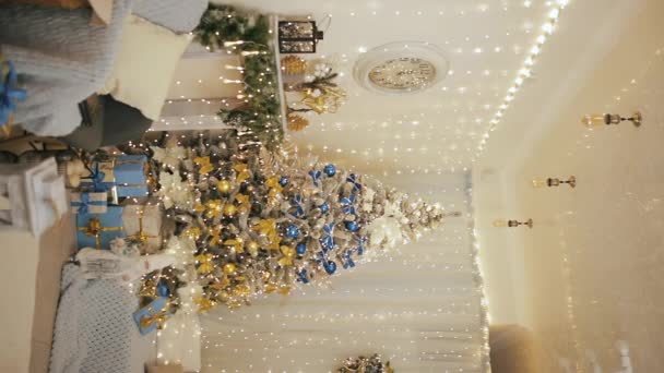 Mavi Sarı Renkli Ukrayna Noel Ağacı 2023 Yılbaşı Için Dekore — Stok video