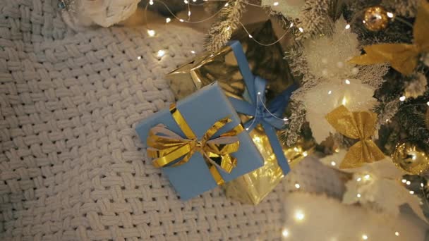 Vatansever Noel Hediye Kutuları Köknar Ağacının Altında Ulusal Ukrayna Bayrağı — Stok video