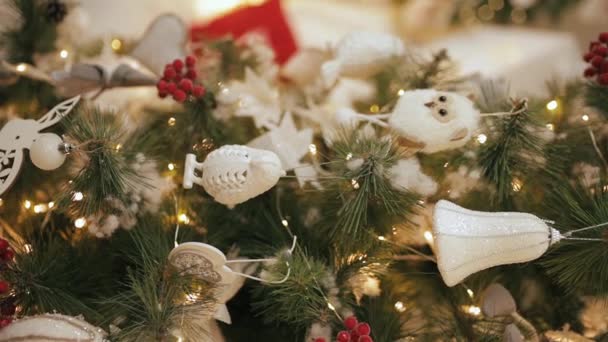 Árbol Abeto Navidad Decorado Con Madera Vidrio Juguetes Suaves Luces — Vídeos de Stock