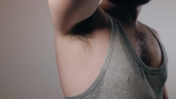 Close Slow Motion Shoot Sweaty Smelly Heat Man Touching His — Stok Video