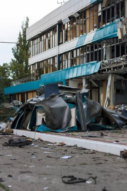 Önündeki sivil altyapı binasını, parçalarını ve kırık camlarını yok etti. Askeri hava araçları saldırıdan sonra