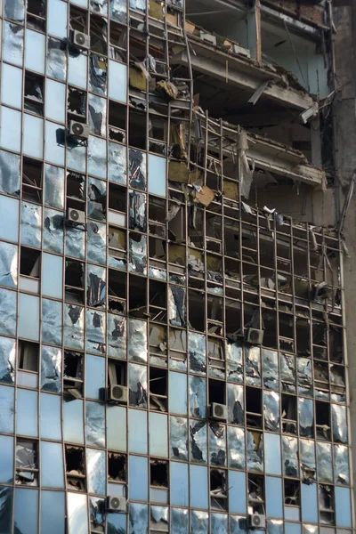 Ukrayna 'da savaş. Bina neredeyse füzeyle yıkılacaktı. Sivil altyapı Rus hava silahıyla hasar gördü.
