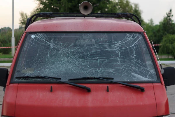 Красный Автомобиль Разбитым Лобовым Стеклом После Аварии Дороге Дтп Крупным — стоковое фото
