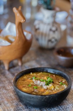 Kırsal siyah bir tencerede kinoa güveci, sebze ve sığır eti. Geleneksel Latin Amerika yemekleri. Salta, Arjantin. Arjantin 'in kuzey bölgelerinin dikkat çekici bir yerel etkisi vardır ve bu yüzden, en çok zevk almak için mükemmel yerler vardır.