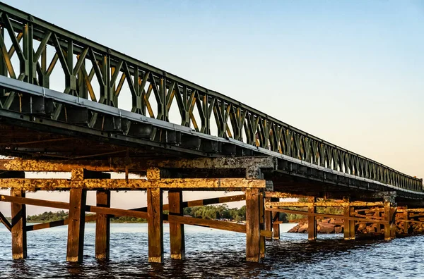 コロニアの小さな町に位置する鉄と木製の橋の低角度ショットカルロスPellegrini Corrientes アルゼンチン日没の間に — ストック写真