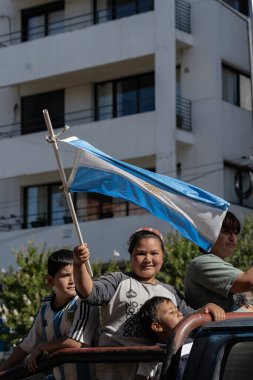 La Plata, Buenos Aires, Arjantin - 18 Aralık 2022: Arjantin 'de 2022 FIFA Dünya Kupası' nı kazanan genç kız ve oğlanlar.