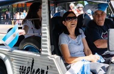 La Plata, Buenos Aires, Arjantin - 18 Aralık 2022: Arjantin 'de 2022 FIFA Dünya Kupası' nı kazanan jipli bir aile.