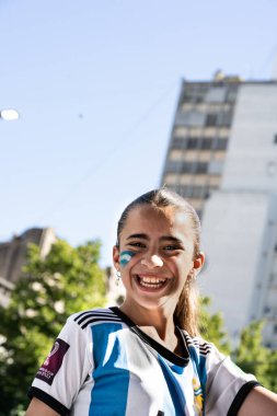 La Plata, Buenos Aires, Arjantin - 18 Aralık 2022: Katar 'da 2022 FIFA Dünya Kupası' nı kazanan genç bir kız.
