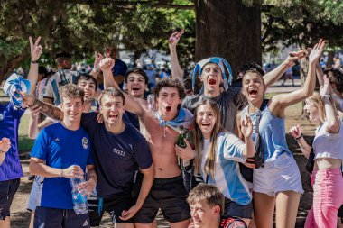 La Plata, Buenos Aires, Arjantin - 18 Aralık 2022: Katar 'da düzenlenen 2022 FIFA Dünya Kupası' nı kutlayan bir grup arkadaş.