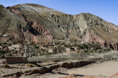 Iruya 'nın güzel panoramik manzarası, Arjantin' in kuzeyinde nehir, köprü, kerpiç evler ve arka planda güzel dağlar olan küçük ve yerel bir kasaba..