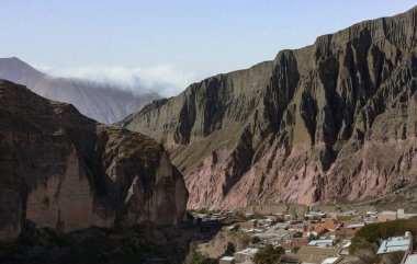 Iruya 'nın güzel gece manzarası, Arjantin' in kuzeyinde kerpiç evleri ve renkli dağları olan küçük bir kasaba.