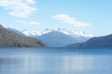 Baharda Puelo Gölü - Lago Puelo Ulusal Parkı 'nın güzel manzarası. Arka planda mavi buzul gölü ve karlı dağlar var. Arjantin And Dağları, Chubut, Patagonya Arjantin. Kopyalama alanı olan arkaplan