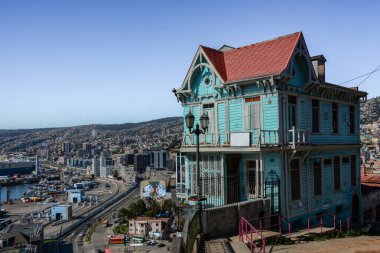 Valparaiso, Şili 'nin şehir manzarası, tepenin üstünde renkli kurslar. Valparaso tarihi bir şehir ve limandır ve ülkenin en önemli limanlarından biridir. Ayrıca UNESCO 'nun dünya mirası konumundadır..