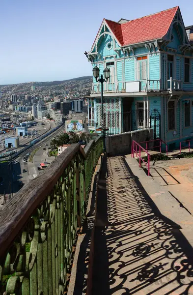 Valparaiso, Şili 'nin şehir manzarası, tepenin üstünde renkli kurslar. Valparaso tarihi bir şehir ve limandır ve ülkenin en önemli limanlarından biridir. Ayrıca UNESCO 'nun dünya mirası konumundadır..