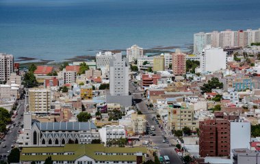 Comodoro Rivadavia 'nın güzel manzarası, Arjantin' in güneyindeki bir liman şehri, Chubut Eyaleti. Comodoro, Arjantin 'in güneyinde, Patagonya' nın Chubut eyaletinde yer alan bir liman kentidir.