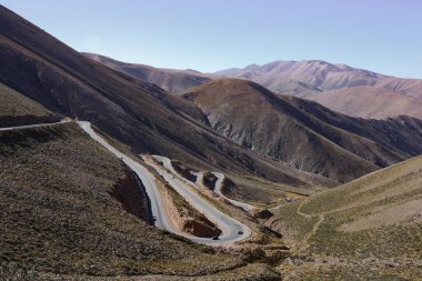 Cuesta de Lipan ya da National Route 52 adlı dağlardaki zigzag rotasının görkemli manzarası Purmamarca köyünü Salinas Grandes 'e bağlıyor. Jujuy, Puna, Arjantin' deki büyük tuz düzlüğü.