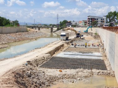Kepçeler sulama kanalı inşa etmek için toprak kazıyordu. Denize su göndermek için. Yeraltında çalışan işçiler.