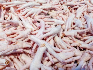 Piyasada çiğ tavuk ayağı yığını, çiğ tavuk ayağı yakın plan.