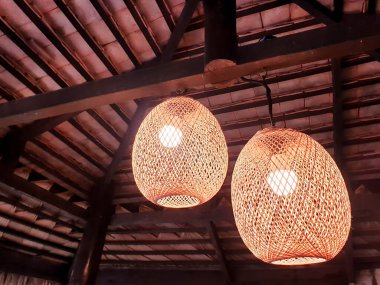 Bambudan yapılmış ahşap kakaolu süslemeli fenerler..