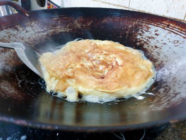 Tayland usulü omlet yumurtası sıcak yağ tenceresinde, Tayland 'da basit sokak yemekleri.