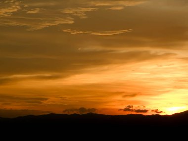 Dağdaki günbatımı gökyüzünün soyut arkaplanı