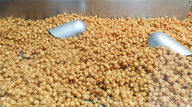 tatlı karamelli patlamış mısır içinde metal kepçeyle