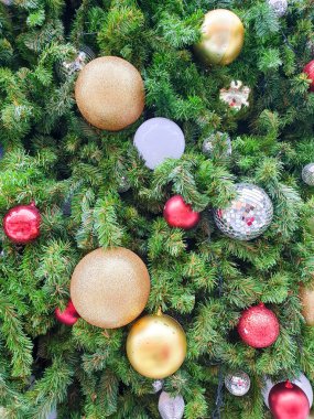 Altın ve gümüş takılarla süslenmiş ışıltılı Noel ağacının dikey arkaplan resmi