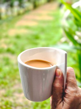 eldeki kahve fincanından tasarlanmış yaratıcı ve garip.