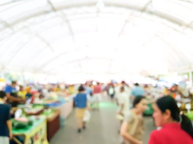 Kapalı alandaki taze pazarda bulanık insan kalabalığı