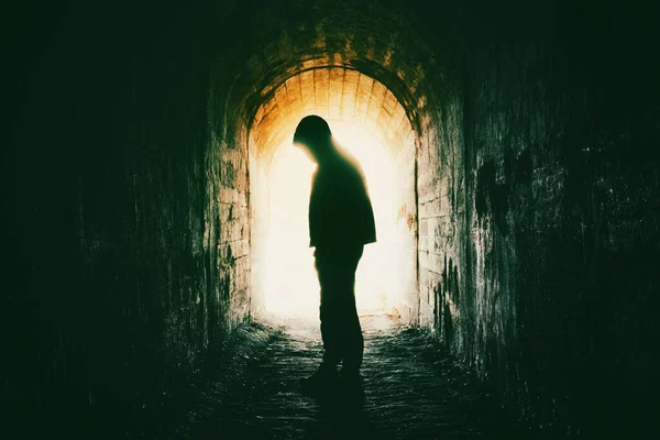 Silhouette Homme Dans Une Hotte Dans Tunnel — Photo