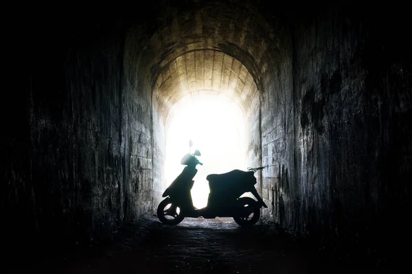 Moped Stands Túnel Escuro Iluminado Pela Luz Solar Brilhante — Fotografia de Stock