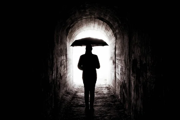 Молодая Девушка Черным Зонтиком Туннеле Свет Конце Туннеля — стоковое фото