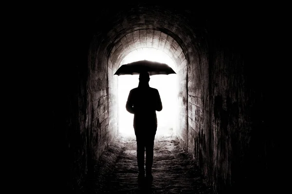 Jovem Com Guarda Chuva Preto Túnel Luz Final Túnel — Fotografia de Stock