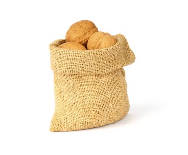 Torbadaki cevizler beyaz arka planda izole edilmiş.