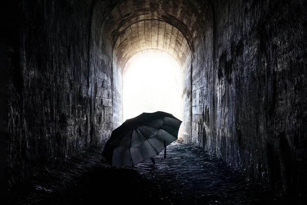 Parapluie Noir Solitaire Dans Tunnel Sombre Vide — Photo