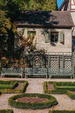 Sonbaharda bahçeli bir ev. Parktaki çiçekler. Bietigheim-Bissingen. Almanya, Avrupa. Autumn Park ve ev, hiç kimse, çalı ve çim