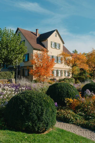 Дом Красивым Садом Осенью Цветы Парке Фабрегас Бисмарк Германия Европа — стоковое фото