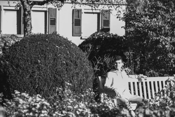 Ένας Έφηβος Κάθεται Ένα Παγκάκι Στο Πάρκο Πίνει Καφέ Από — Φωτογραφία Αρχείου