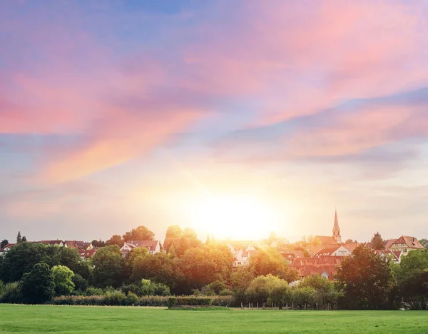 Freiberg am Neckar On the Sunset. Baden Wurttemberg, Almanya, Avrupa 'da küçük bir Avrupa kasabası. Nekar Nehri, Güneybatı Almanya,