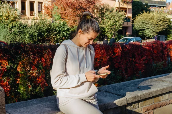 Joven Adolescente Moda Con Teléfono Inteligente Parque Otoño Sentado Sonrisa — Foto de Stock